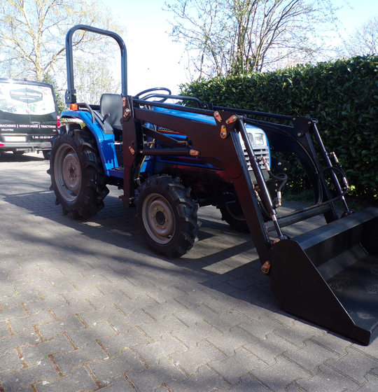 Iseki Sial 21 mit Frontlader und Servo