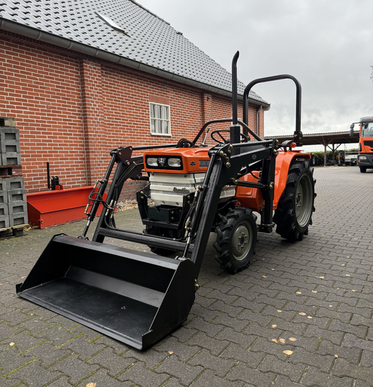 Kubota B1600 mit Frontlader ab 125 € pro Monat.