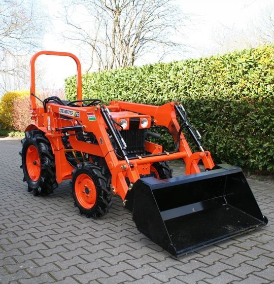 Kubota B7000 mit Frontlader