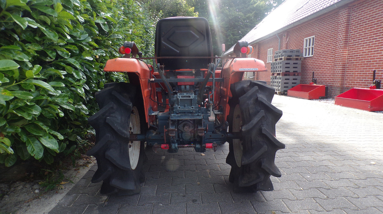 Kubota B1402