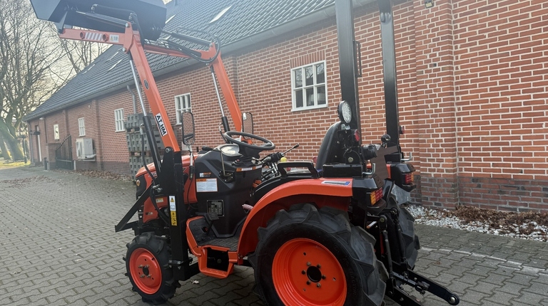 Hinomoto HM3020 mit Frontlader
