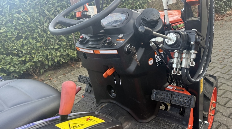 Hinomoto HM3020 mit Frontlader