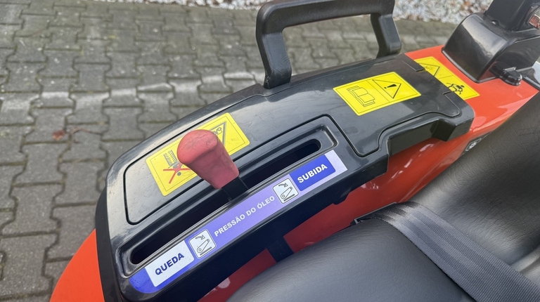 Hinomoto HM3020 mit Frontlader