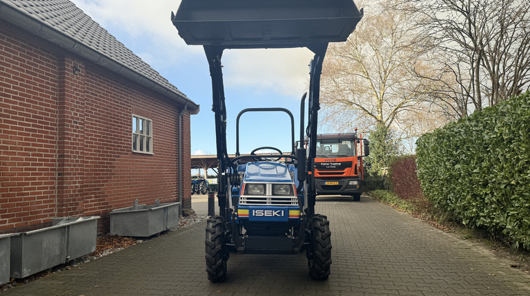 Iseki TU200 mit Frontlader ab 125€ pro Monat.