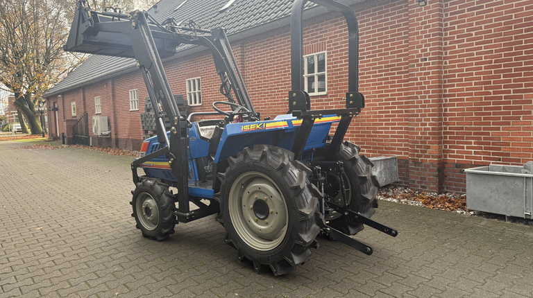 Iseki TU200 mit Frontlader ab 125€ pro Monat.