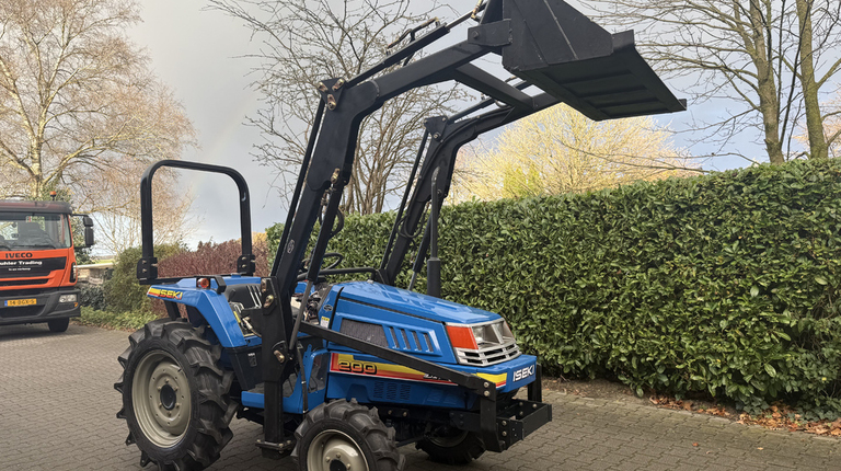 Iseki TU200 mit Frontlader ab 125€ pro Monat.