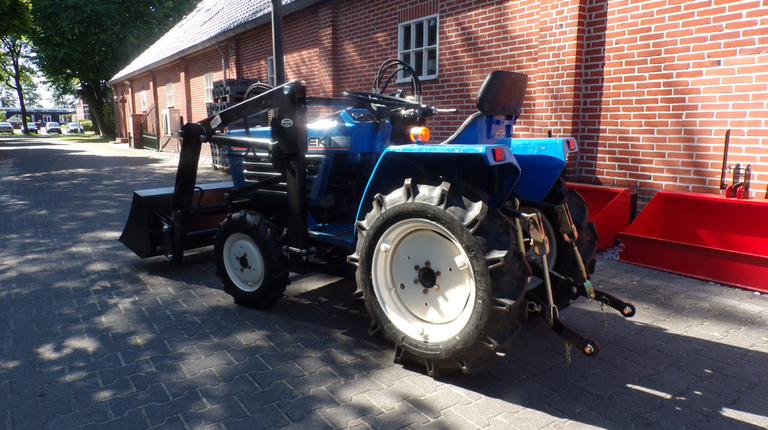 Iseki TU1500 mit Frontlader