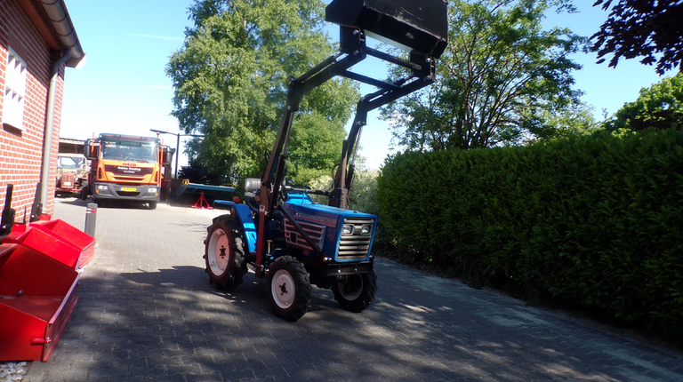 Iseki TU1500 mit Frontlader
