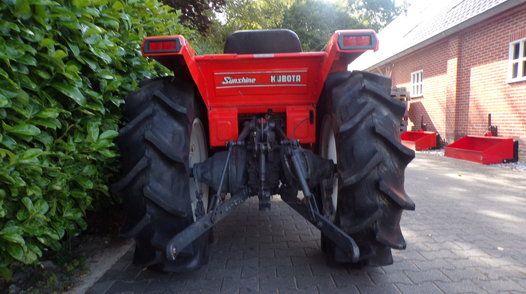 Kubota L1-275
