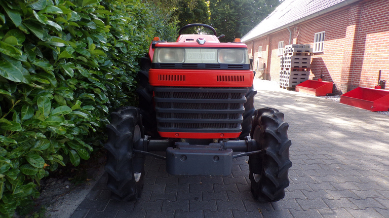 Kubota L1-275