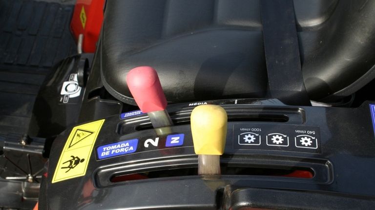 Hinomoto HM3025 mit Frontlader