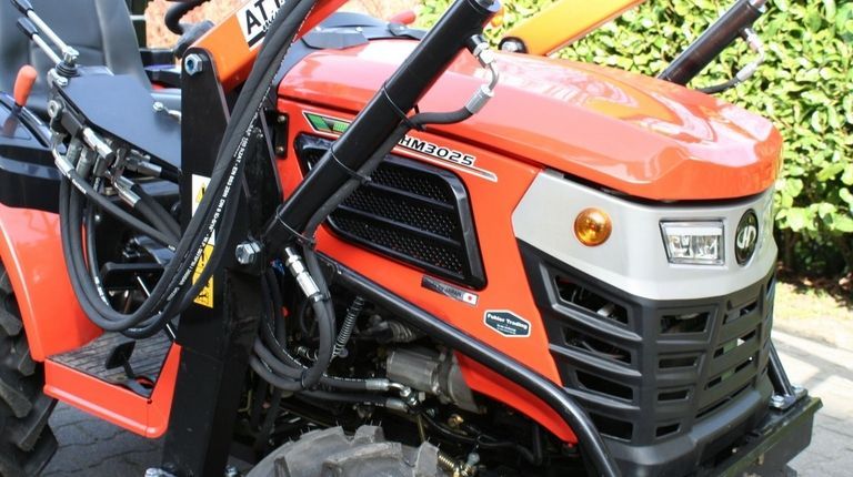 Hinomoto HM3025 mit Frontlader